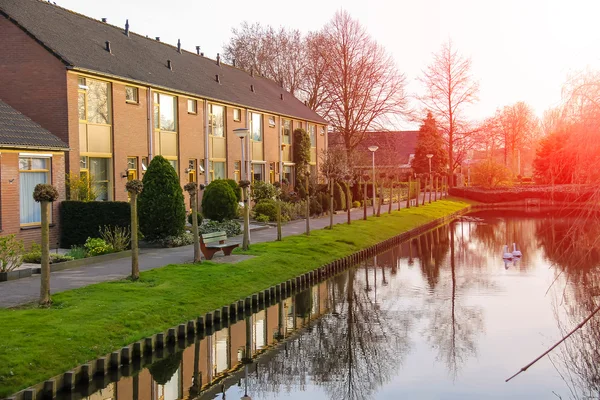 Casas pitorescas no canal em Meerkerk, Países Baixos — Fotografia de Stock