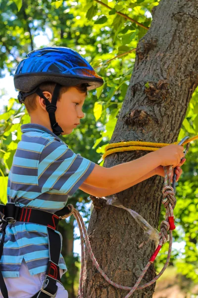 Kleine jongen klimmen in avonturenpark — Stockfoto