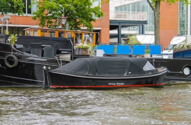 Amsterdam'da bir kanal gemilerde. Hollanda