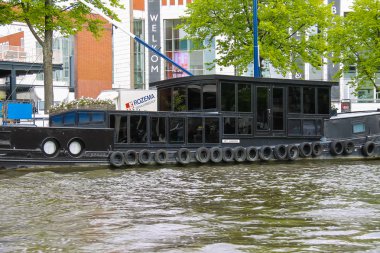 Amsterdam waterfront kanalda teknesinde