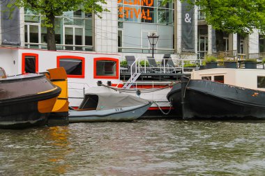 Amsterdam'da bir kanal gemilerde. Hollanda