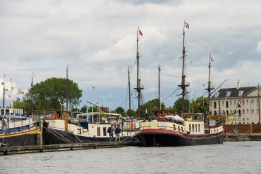 Amsterdam'da bir kanal gemilerde. Hollanda
