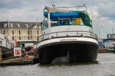 Amsterdam'da bir kanal gemilerde. Hollanda