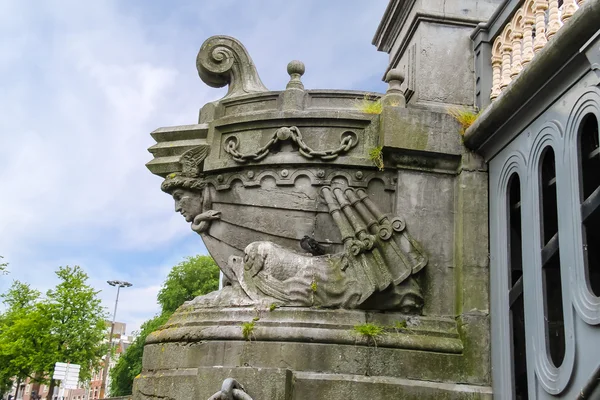 Escultura en el pintoresco puente viejo en la parte histórica de —  Fotos de Stock