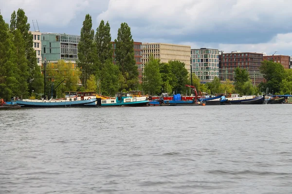 Лодки на канале в Амстердаме. Нидерланды — стоковое фото