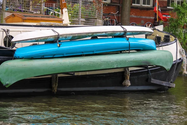 Canoas a bordo del barco en Amsterdam — Foto de Stock