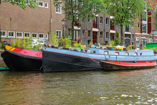 Lodě na kanálu v Amsterdamu. Nizozemsko — Stock fotografie