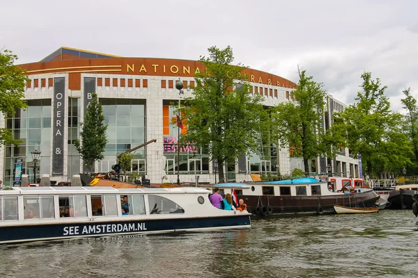 Nábřeží a lodě poblíž budovy Národní opery a Ba — Stock fotografie