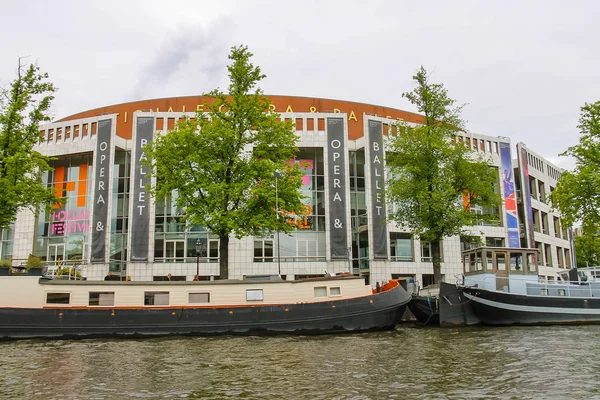 Embankment y los barcos cerca del edificio Ópera Nacional y Ba — Foto de Stock