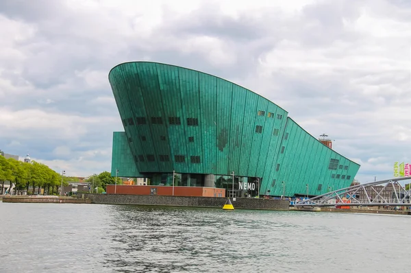 El Museo Nemo, el museo y centro de ciencia infantil más grande — Foto de Stock