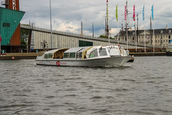 Ludzie w łodzi na wycieczki po kanałach Amsterdamu — Zdjęcie stockowe