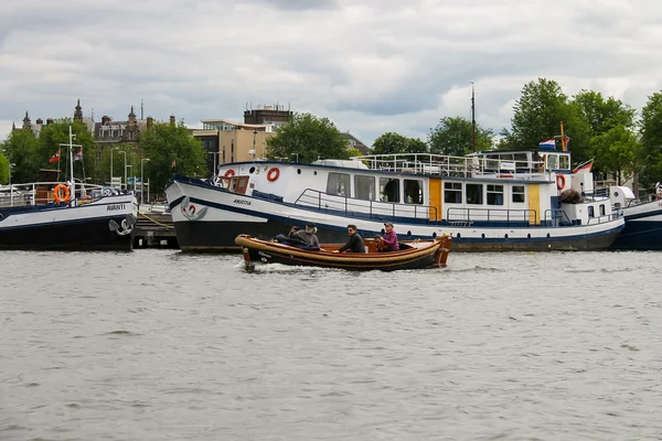 Mensen in de boot op rondleidingen door de grachten van Amsterdam — Stockfoto
