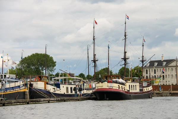 Båtar vid en kanal i Amsterdam. Nederländerna — Stockfoto