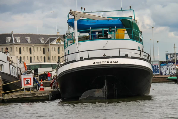 Łodzi nad kanałem w Amsterdamie. Holandia — Zdjęcie stockowe