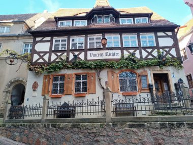 Meissen, Saksonya, Almanya 18 Ekim 2025: Tarihi yarım kereste evi Vincenz Richter Meissen Almanya