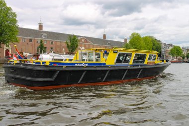 Amsterdam'da bir kanal gemilerde. Hollanda