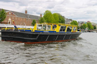 Amsterdam'da bir kanal gemilerde. Hollanda