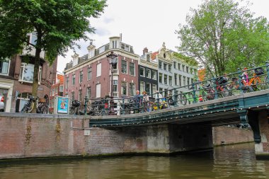 Amsterdam'ın eski köprü insanlar