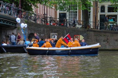 Tekne turları Amsterdam kanalları, insanlarda
