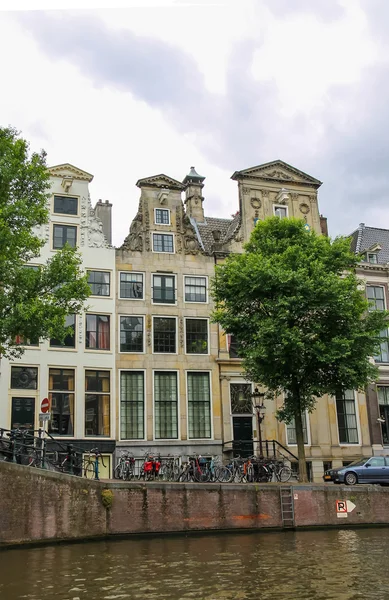 Stare budynki na kanale nabrzeża w Amsterdamie — Zdjęcie stockowe