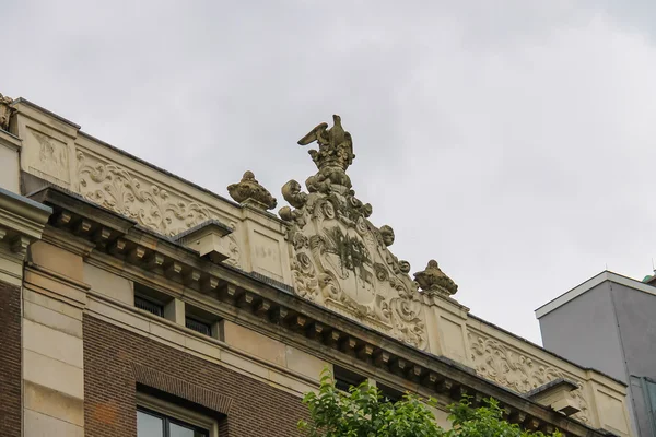 Giebel eines alten Gebäudes in Amsterdam — Stockfoto