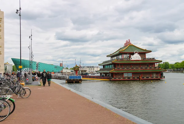 People near Chinese restaurant Sea Palace  on the waterfront in — 图库照片