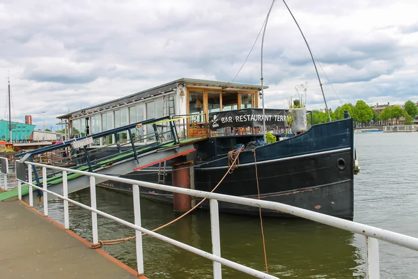 Floating restaurant on the waterfront canal in Amsterdam — Zdjęcie stockowe