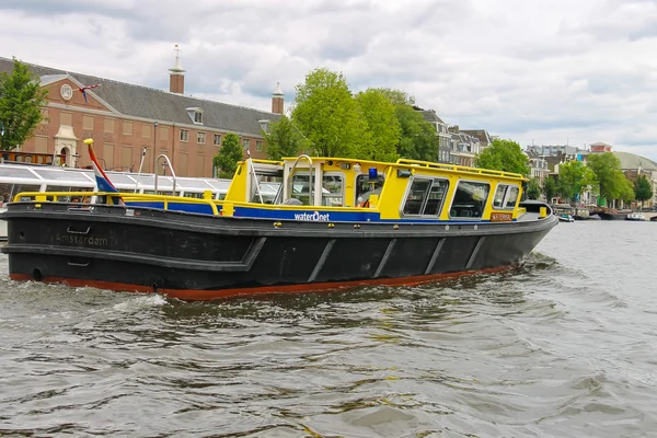 Barcos num canal em Amesterdão. Países Baixos — Fotografia de Stock