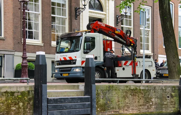 Torre de carro - guincho funciona na rua em Amsterdã — Fotografia de Stock