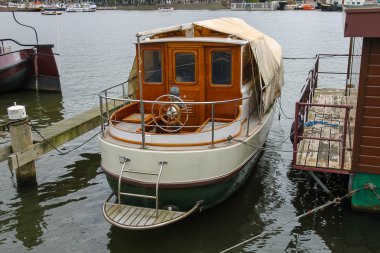 Amsterdam'da bir kanal gemilerde. Hollanda
