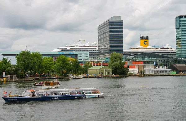 Cruise boat near the passenger terminal in Amsterdam — Stock Photo, Image