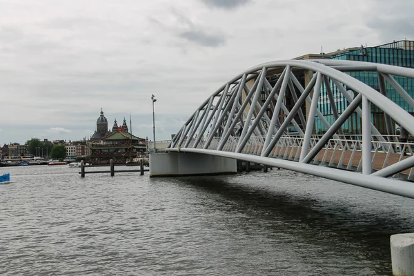 Pedestrian bridge to the Nemo museum in Amsterdam — Stock Photo, Image