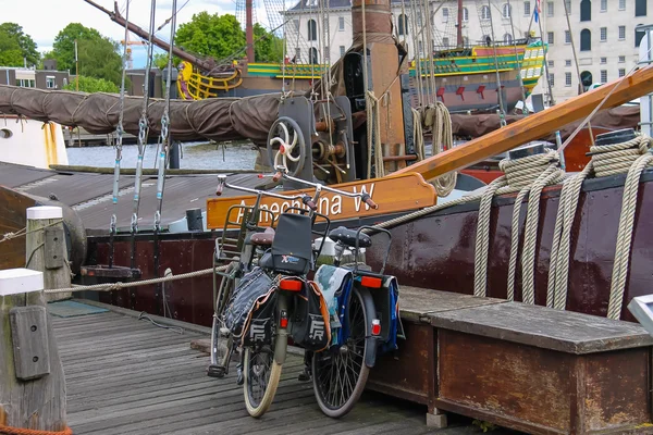 Fahrräder, die am Kai in der Nähe der Exponate der Niederlande stehen — Stockfoto