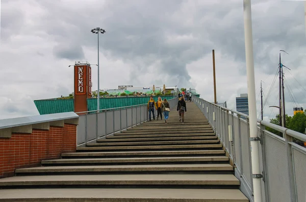 People on the stairs to the roof of the museum Nemo in Amsterdam — Stock Photo, Image