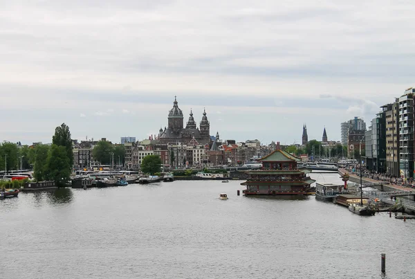 Pohled na město z vyhlídky na střeše muzea Nemo v Amsterd — Stock fotografie