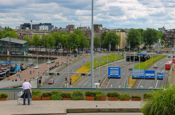 Restaurang servitör arbetar på observationsdäck på taket — Stockfoto