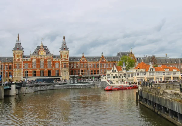 Vista do dique em frente à estação central em Amster — Fotografia de Stock