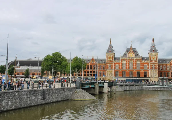 Pohled na nábřeží před hlavní nádraží v Amsterodam — Stock fotografie