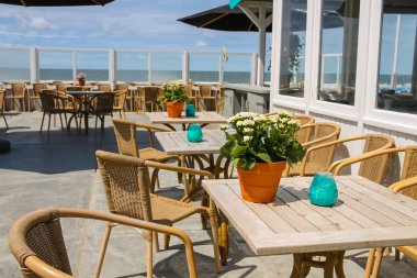 Pot ve plaj cafe tablolar üzerinde mum çiçeklenir. Zandvoor