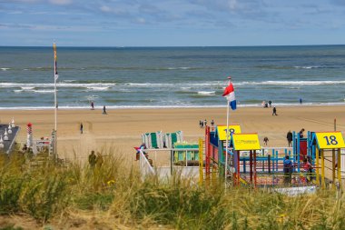 Zandvoort, Hollanda deniz hattı boyunca yürüyen turist