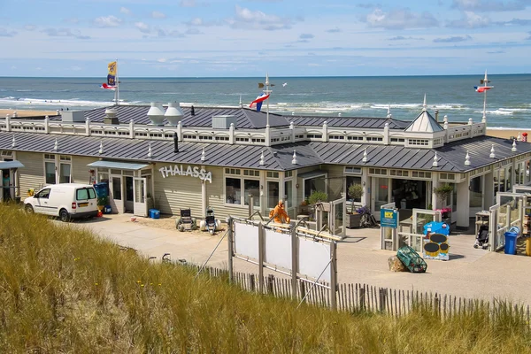 Fachada del pabellón de playa Thalassa en Zandvoort, Países Bajos — Foto de Stock