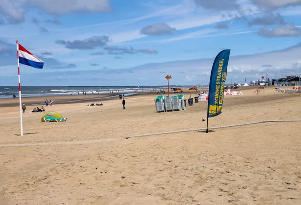 Toeristen lopen langs de lijn van de zee in Zandvoort, Nederland — Stockfoto