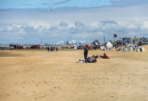 Pessoas na praia de areia perto do mar do Norte em Zandvoort, Holanda — Fotografia de Stock