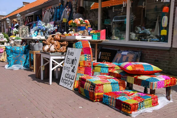 Rad av små souvenirbutiker på den gatan Kerkstraat i Zandvoor — Stockfoto