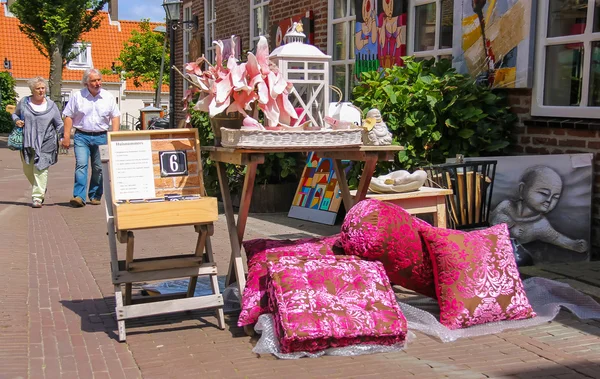 Tourists wakling on the popular shop street Kerkstraat in Zandvo — Stock Photo, Image