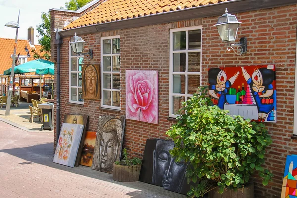 Kunst-Souvenir-Shop auf der Straße Kerkstraat in Zandvoort, das Netz — Stockfoto