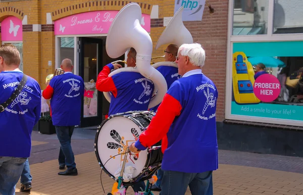 Actuación callejera del grupo musical De Muggenblazers en Zandvoor — Foto de Stock