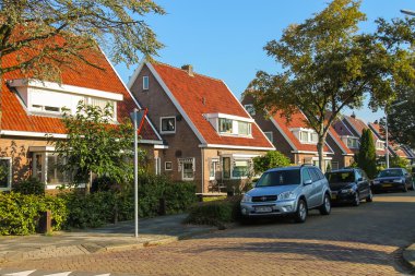 Pitoresk konut evler ve küçük Hollandalı t park edilmiş arabalar