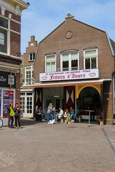 Toeristen wakling op de populaire shop en restaurant straat Kerkp — Stockfoto