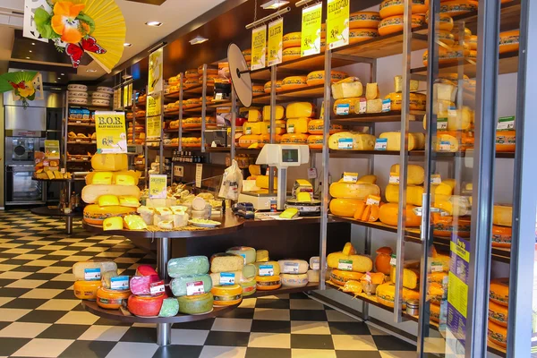 Estantes con productos en la tienda de quesos en Zandvoort, Países Bajos —  Fotos de Stock